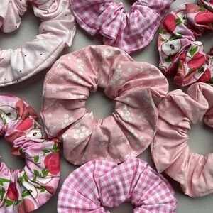 Pack of 5 pink hair scrunchies